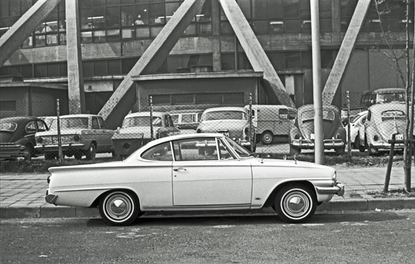 (13-1b)(126-35) 1961-62 Ford Consul Capｒli 2dr Coupe(前期型・窓に支柱あり）.jpg
